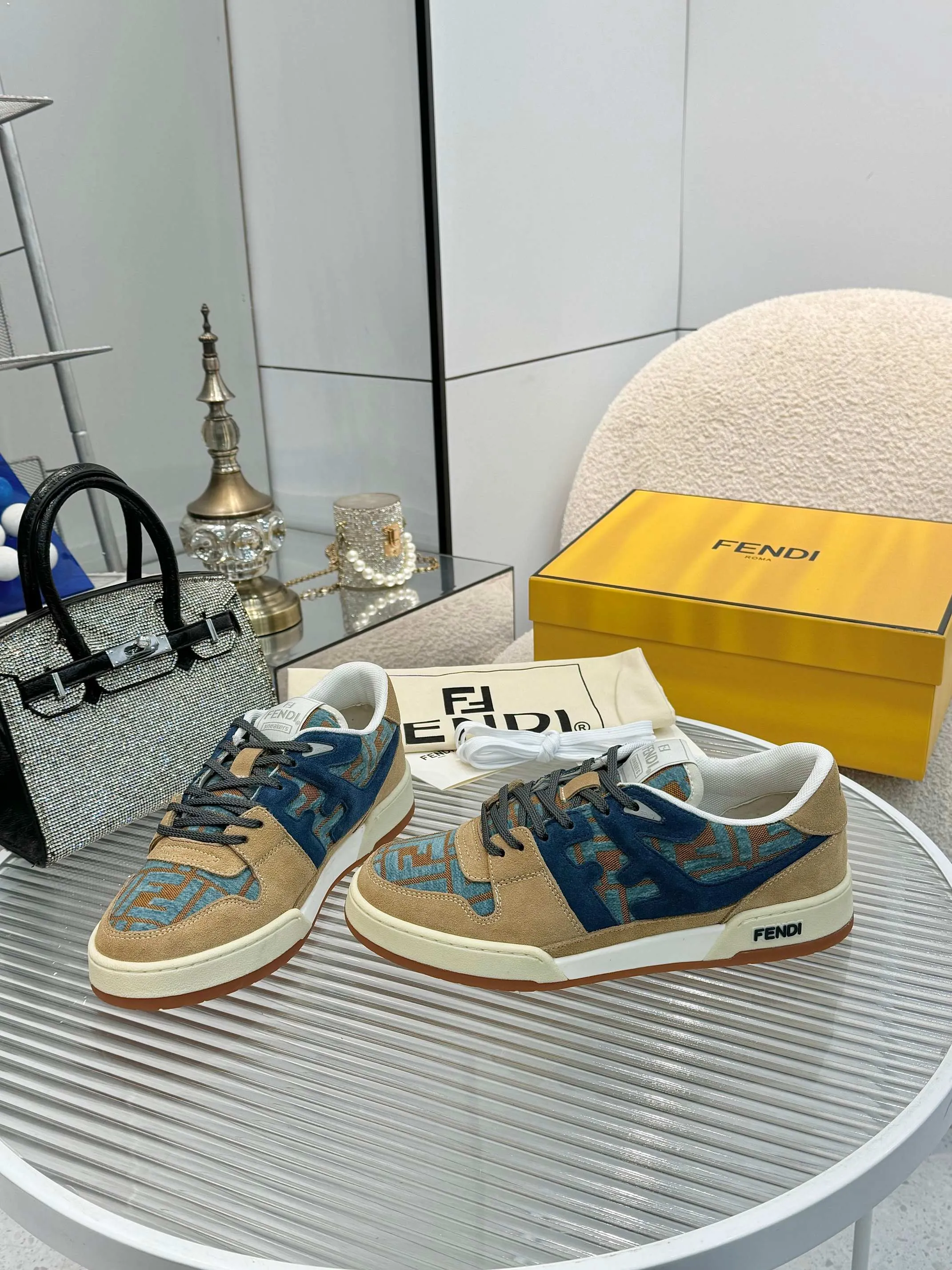 p620🐮🐮New❤Top super A version💯 Fendi Fendi 2025 New Year's King Explosive Style🔥 Many💑stars have the same style FD match. Original purchase for RMB14440. One to one replica. Designer Kim Jones's first sneaker fendi match and Donkey brand Trainer basketball sneakers, fresh blood injection and FF retro design It combines fashion and super comfort. [Wise] Whoever doesn’t grab it will regret it [There are many shoe uppers on the market with different color matching and cut corners in workmanship. The color matching and craftsmanship of my shoe upper are absolutely the same as the genuine products at the counter. Welcome to compare. Feet: Mesh injection molding pads 🎯 Soles: Please look for the original molded multi-color TPU outsole (❌ non-rubber sole) 🎯 Size: Female 35-41 Male 38-45 🎯 Packaging: Original 1:1 matching high-end packaging 🎁